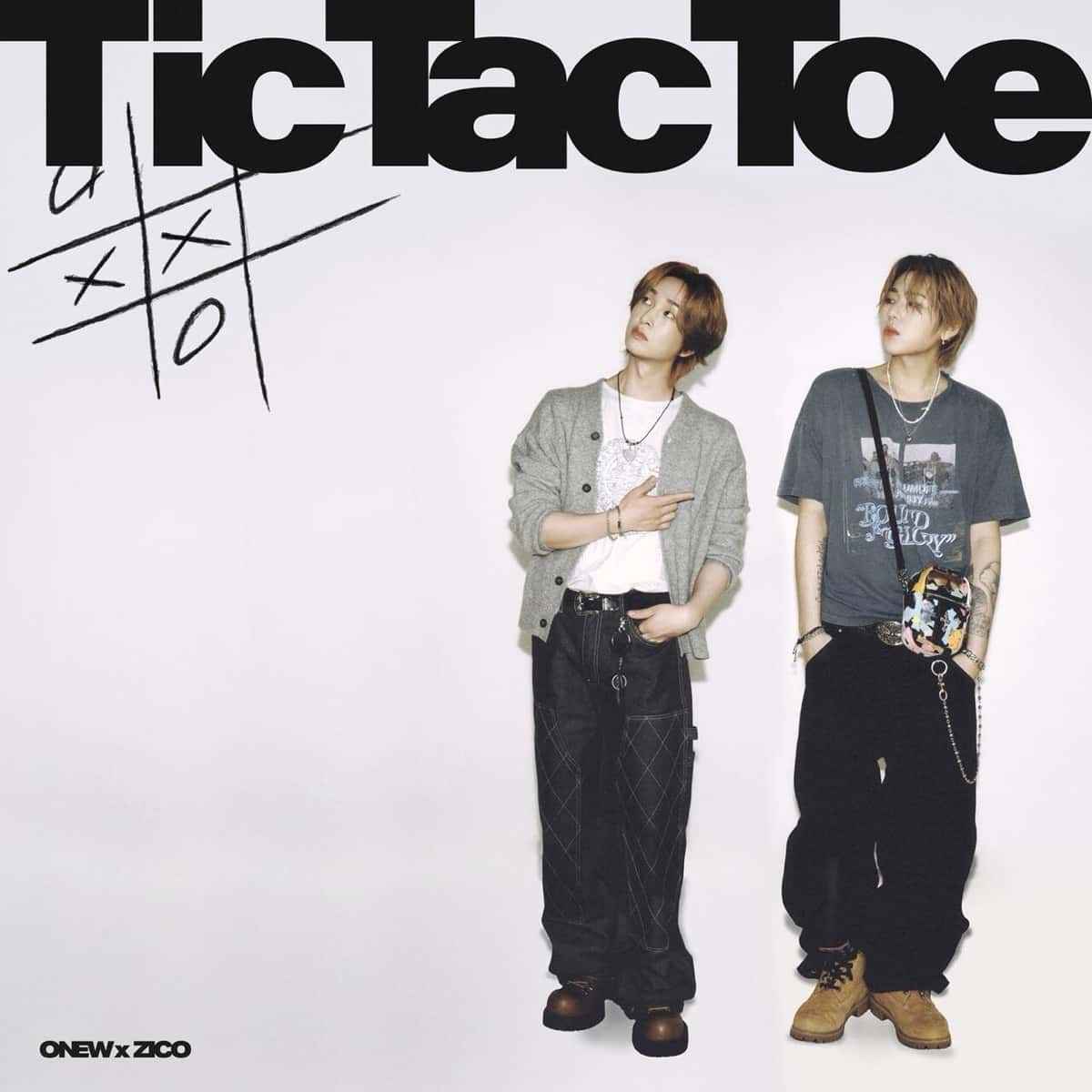 Portada oficial de "Tic Tac Toe" de ONEW y ZICO: los dos de pie sobre un fondo blanco, con el título en letras negras y una grilla de ta-te-ti dibujada a mano