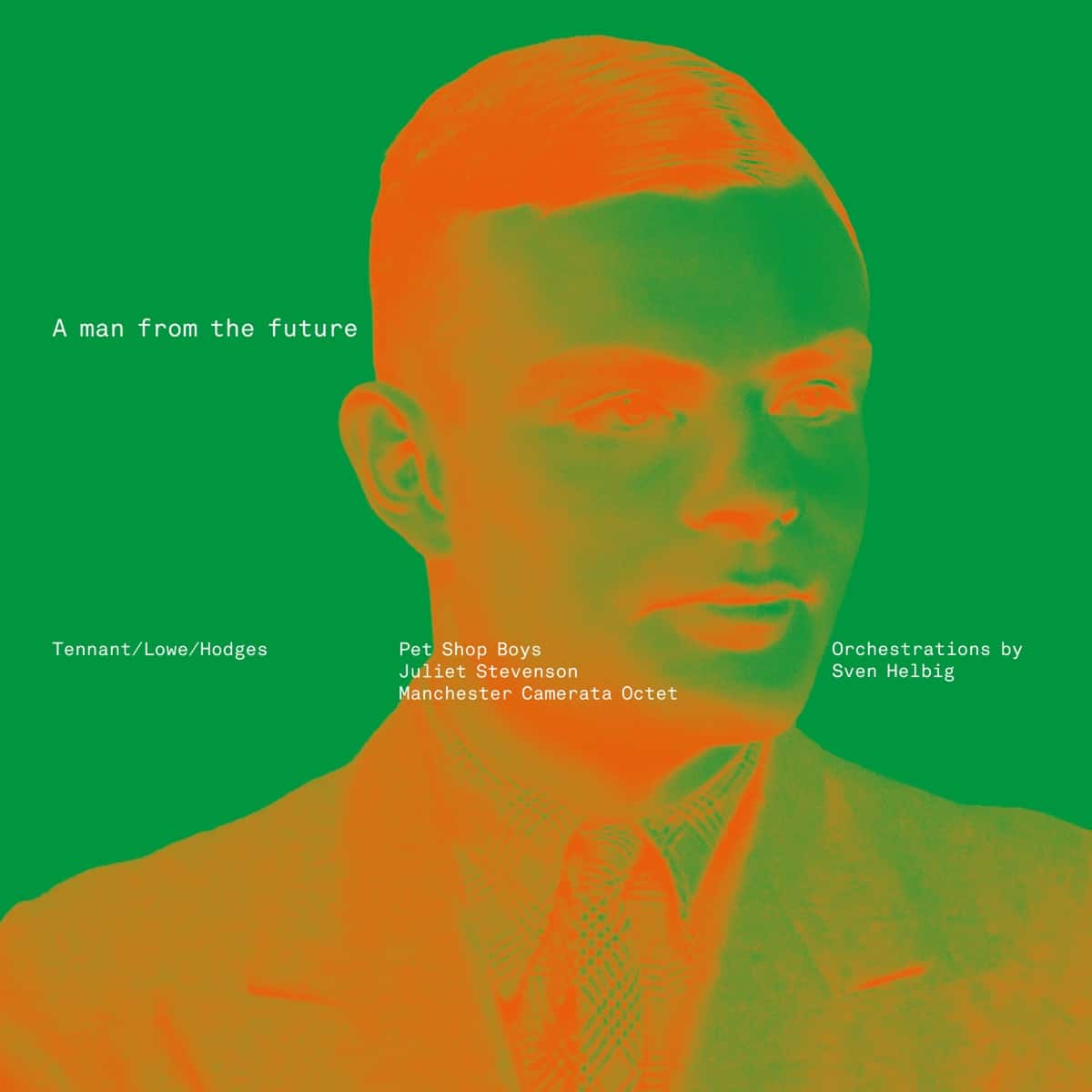 Portada de "A Man From The Future": retrato de Alan Turing de saco y corbata en tonos naranja sobre fondo verde, con el título y los créditos de Pet Shop Boys, Juliet Stevenson, Manchester Camerata Octet y Sven Helbig en letras blancas