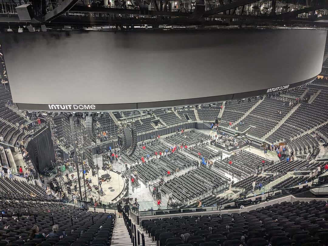 Interior del Intuit Dome de Inglewood, con el anillo de pantallas en lo alto y el campo armado para un concierto (foto de archivo, octubre de 2024). Foto: Haruhi8, CC BY 4.0, vía Wikimedia Commons