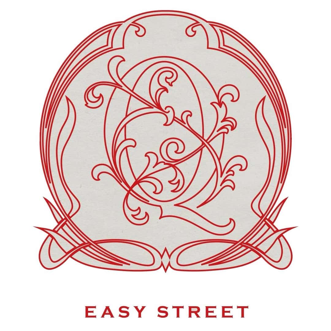 Arte oficial del single «Easy Street»: la Q de Queens of the Stone Age dibujada con filetes rojos y ornamentados sobre fondo gris claro, con el título Easy Street en letras rojas abajo