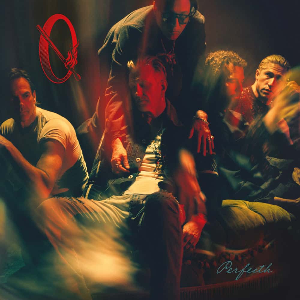 Portada oficial de «Perfecth» de Queens of the Stone Age: los integrantes de la banda, de traje oscuro y movidos, en un ambiente de luces rojas y ámbar, con la Q de la banda en rojo arriba a la izquierda y la palabra Perfecth escrita a mano abajo a la derecha