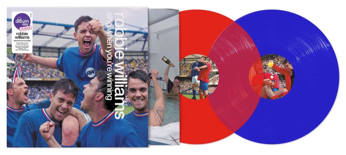 Imagen oficial de la reedición de "Sing When You're Winning": la tapa con Robbie Williams multiplicado festejando con camisetas azules en un estadio, junto a los dos vinilos, uno rojo y otro azul, con fotos de fútbol en las etiquetas