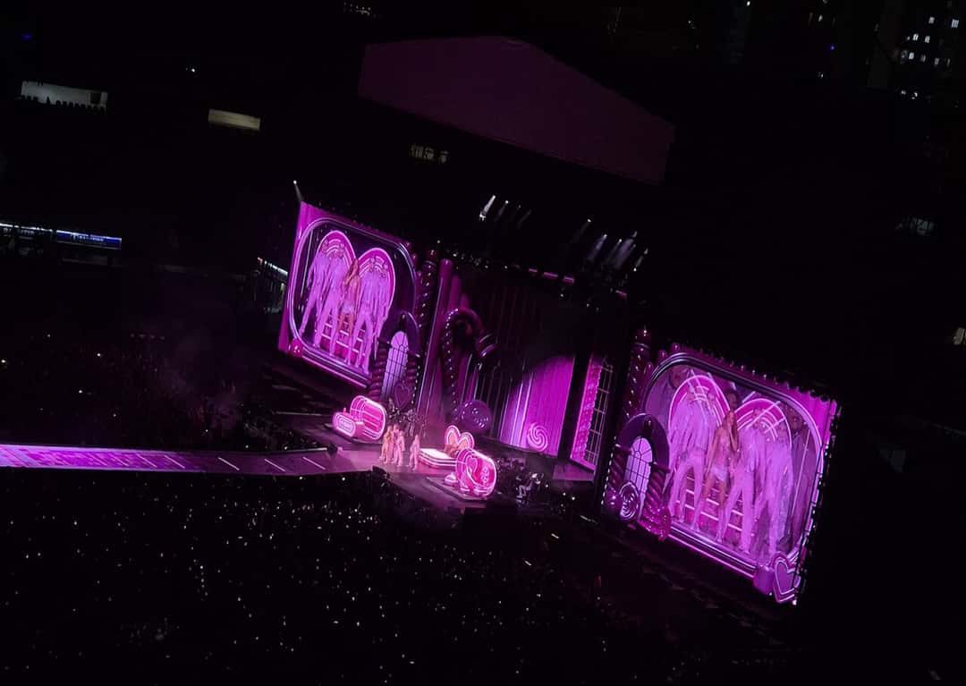 El escenario de la gira «Las mujeres ya no lloran» en Río de Janeiro, en febrero de 2025, iluminado de rosa frente a un estadio lleno (foto de archivo). Foto: Priscila Bruder, CC0, vía Wikimedia Commons