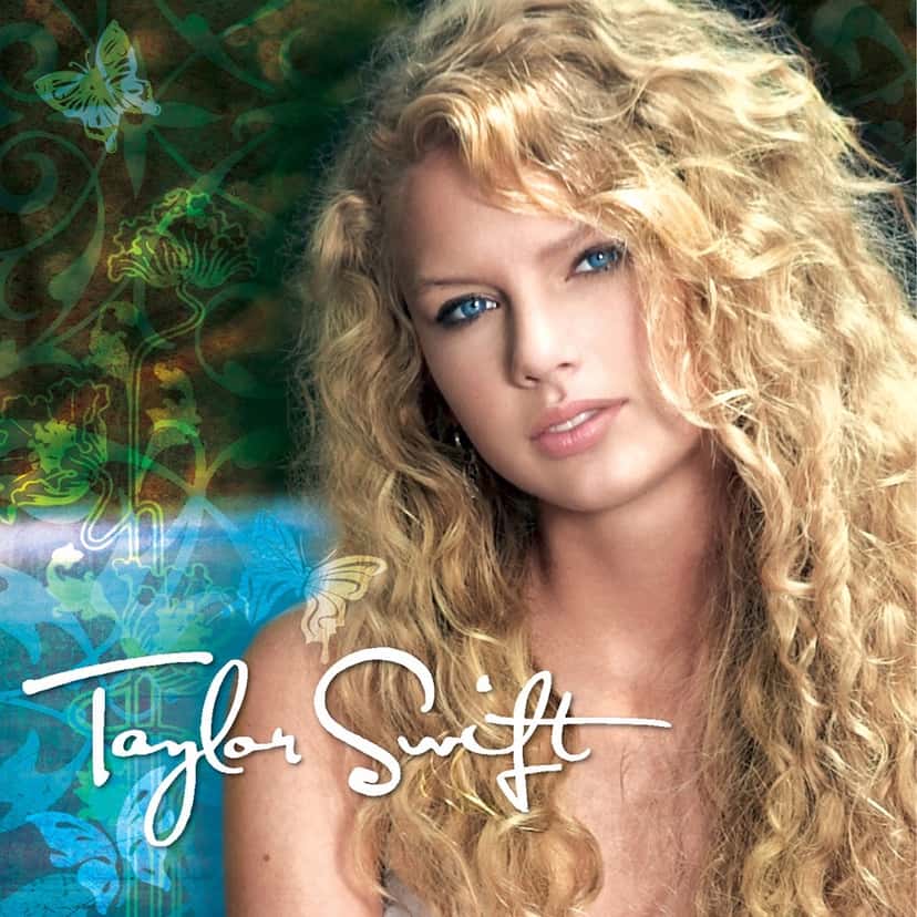 Portada de «Taylor Swift»: la cantante con el pelo rubio enrulado mira a cámara, con fondo verde y turquesa de mariposas y su firma en letras blancas