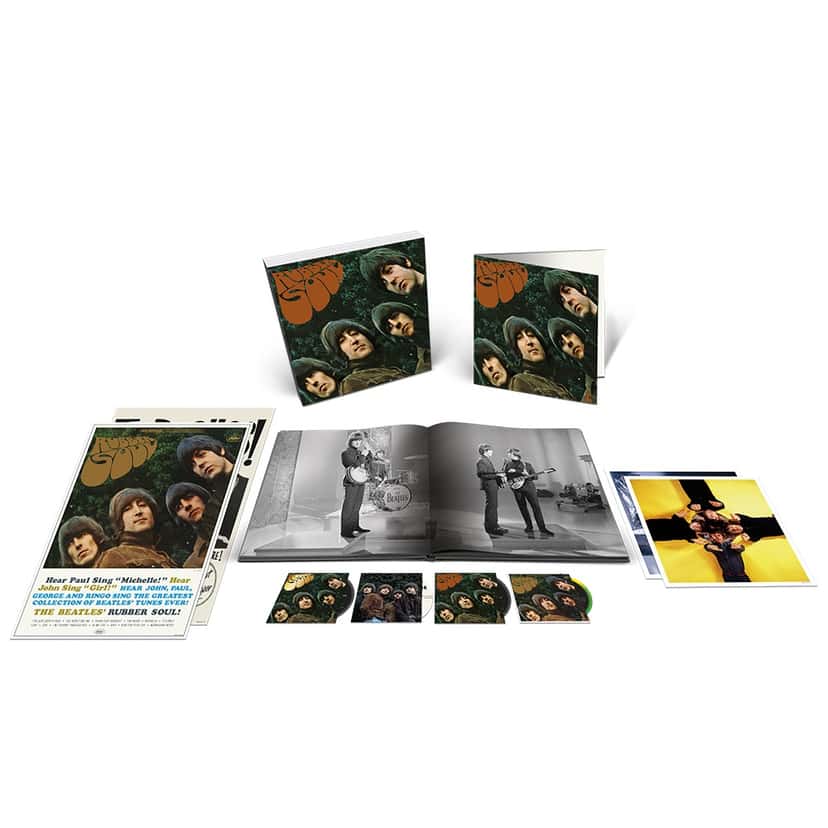 Caja Super Deluxe de 4 CD de Rubber Soul abierta: el estuche, la carpeta con los cuatro discos, el libro abierto con fotos en blanco y negro de la banda tocando en un estudio de televisión, dos pósters y dos láminas