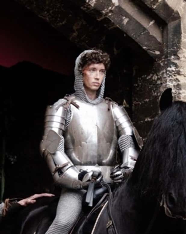 Troye Sivan vestido con armadura y cota de malla, montado a caballo, en una imagen del video de Party