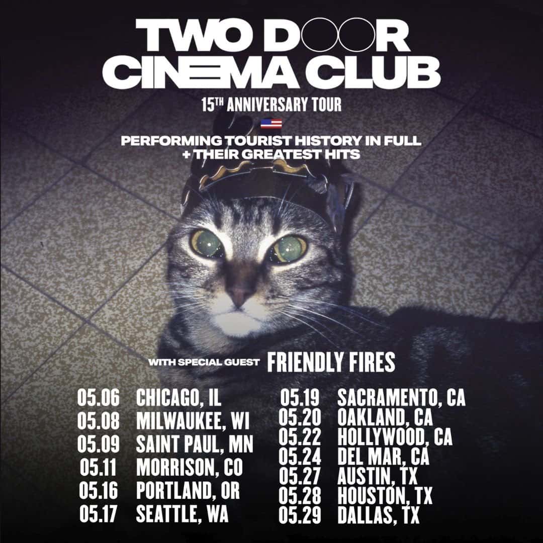 Afiche oficial de la gira por el 15.º aniversario de Two Door Cinema Club: un gato con una corona de papel sobre un piso de baldosas, con el texto «Performing Tourist History in full + their greatest hits», Friendly Fires como invitado y las fechas de mayo
