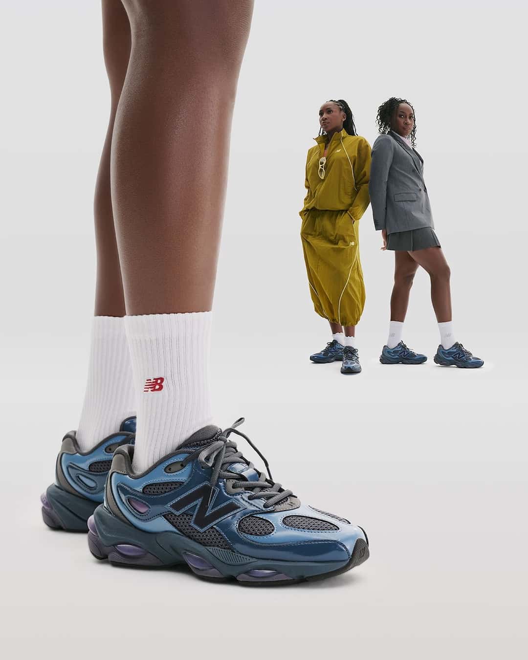 Campaña de lanzamiento del New Balance 983 con el par Shadow Blue puesto junto a medias blancas de New Balance