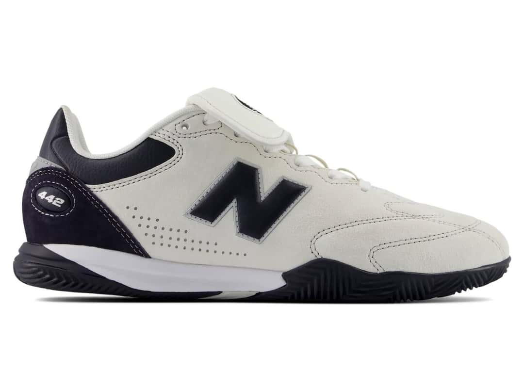 New Balance Numeric 442 White/Dark Night de perfil sobre fondo blanco, con upper de gamuza blanca, N azul muy oscuro con borde plateado, talón azul oscuro con el número 442, lengüeta doblada blanca y suela azul oscuro con franja blanca