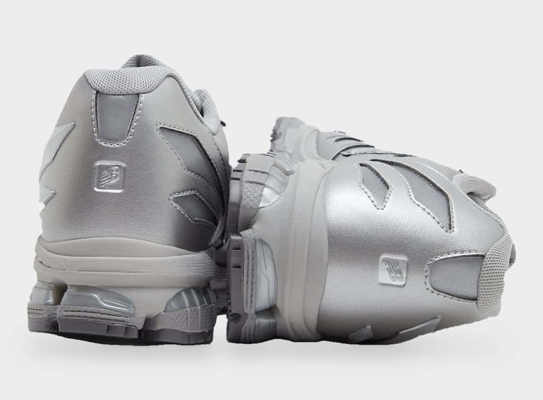 Talones de las New Balance 1890 Liquid Metal en plateado, con los refuerzos angulares y el logo de New Balance