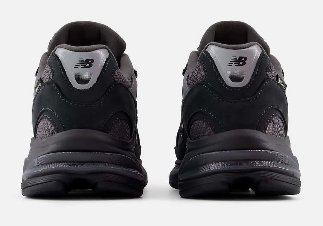 Talones de la New Balance 2010 GORE-TEX Black/Field Green, con el logo NB y la suela negra