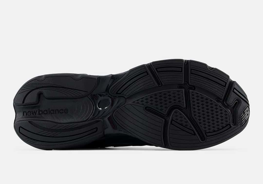 Suela negra de la New Balance 2010 GORE-TEX Black/Field Green, con el logo de New Balance