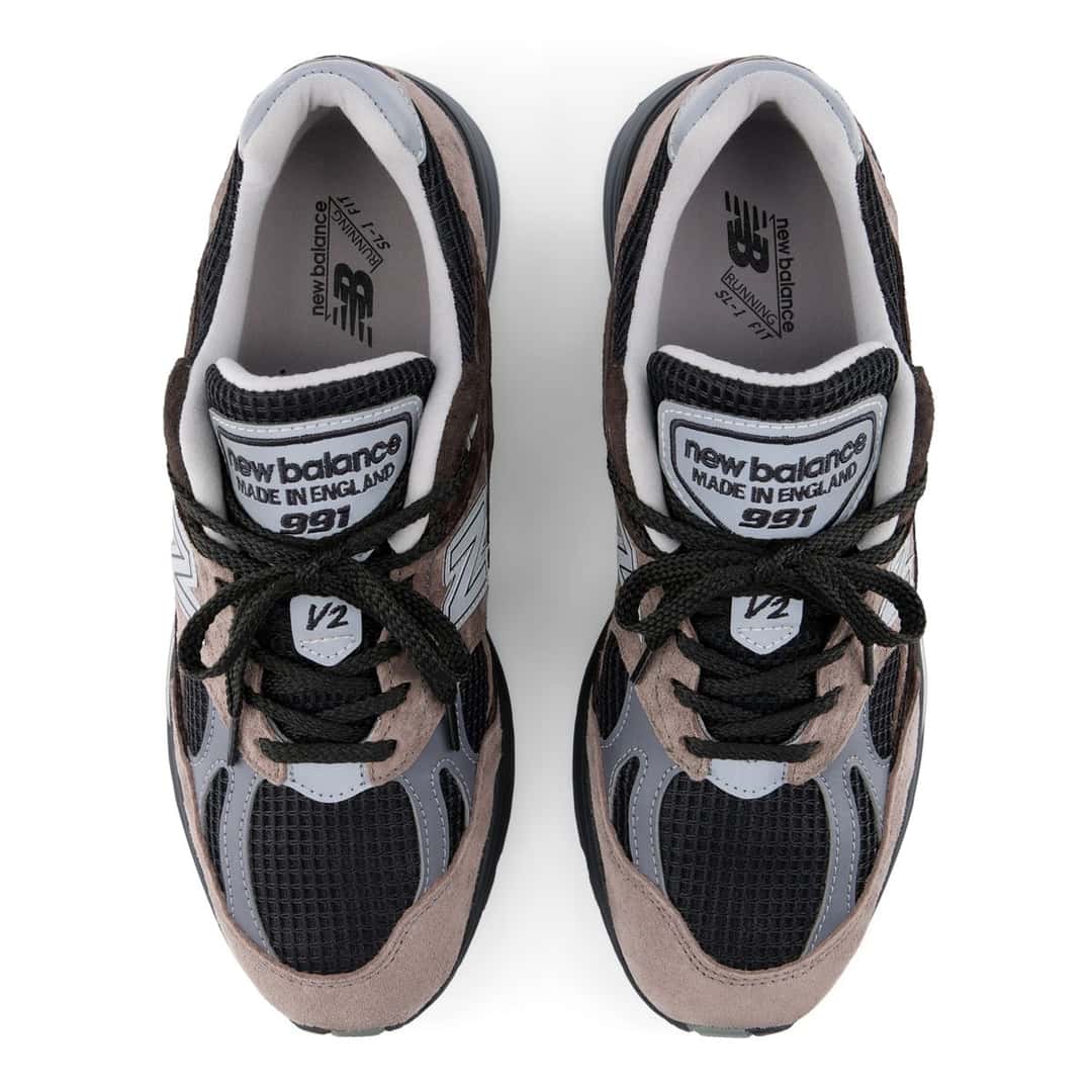 New Balance 991v2 Iron/Mulch vistas desde arriba, con la etiqueta Made in England en la lengüeta y cordones oscuros