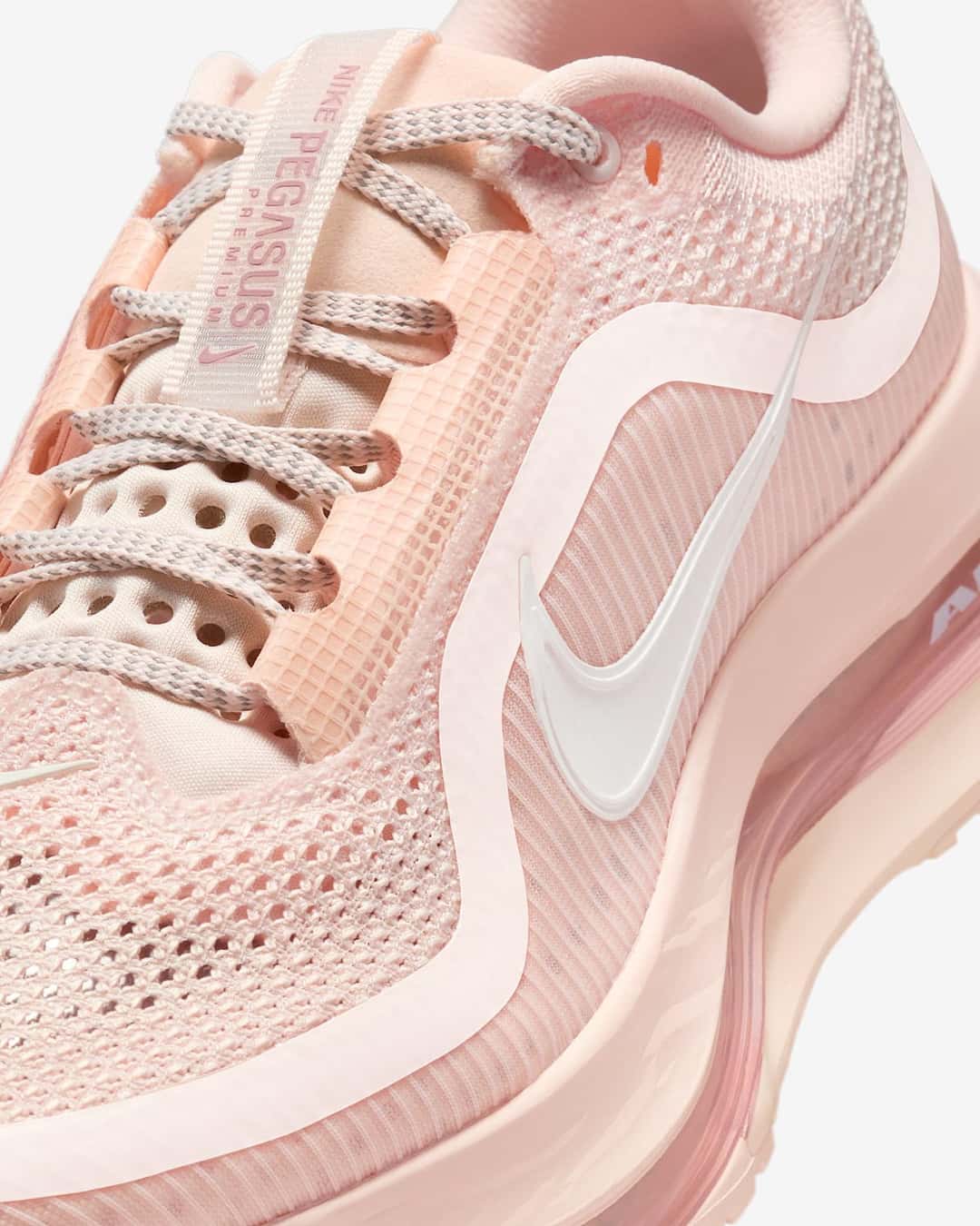 Detalle de los cordones, el Swoosh blanco y la malla color durazno de la Nike Pegasus Premium Guava Ice