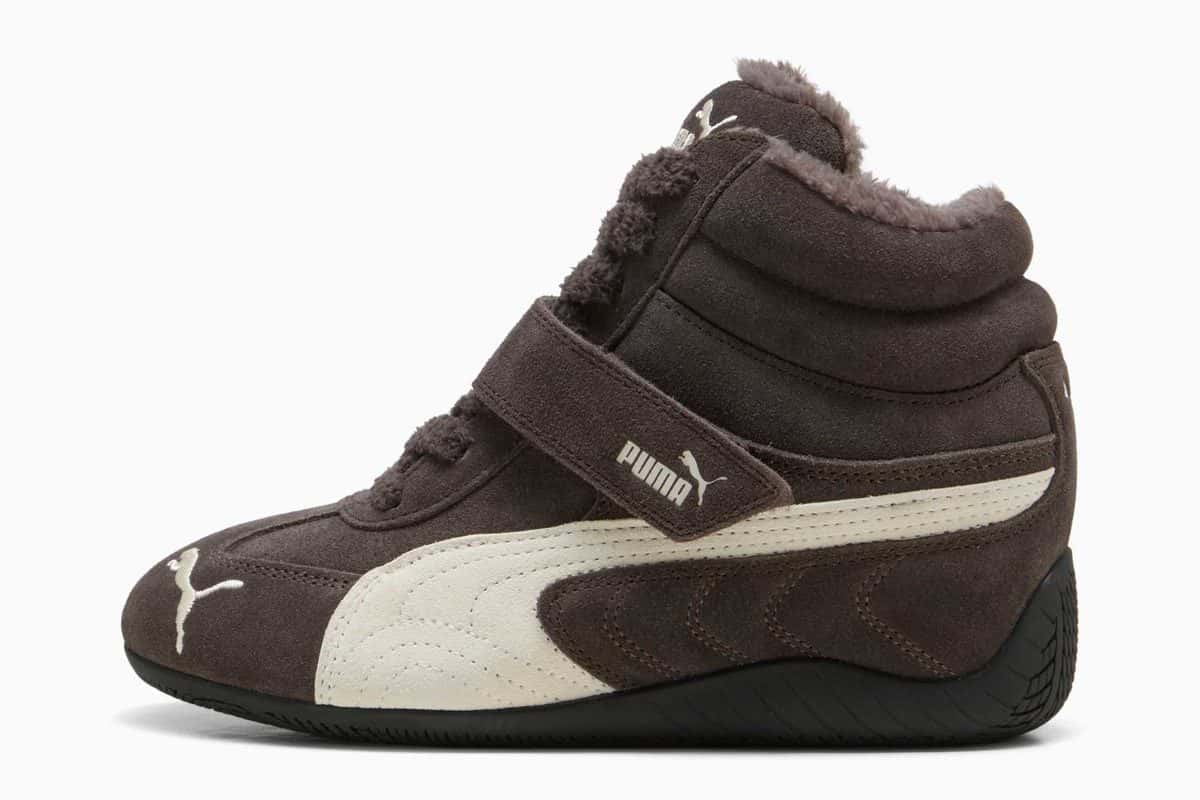 PUMA Speedcat Wedge WRM en gamuza marrón oscuro con Formstrip crema, abrojo con logo de PUMA, forro de pelo en el cuello y suela negra, sobre fondo blanco