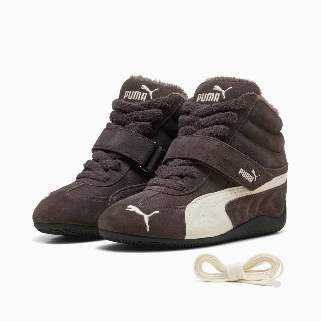 Par de PUMA Speedcat Wedge WRM en marrón Espresso Bean, con abrojo, logo de PUMA en la lengüeta y un par de cordones crema de repuesto