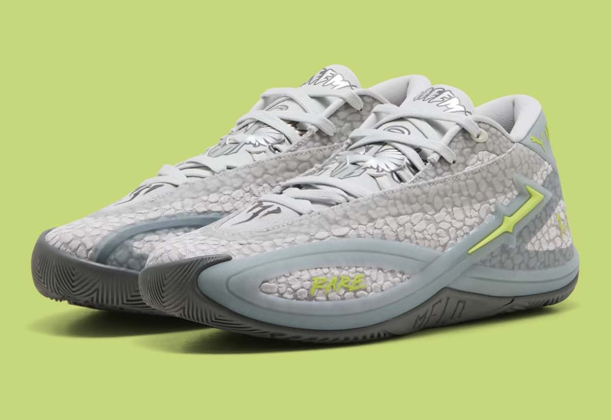 Par de PUMA MB.06 Hills con upper texturado gris claro, sidewall gris translúcido y detalles en verde lima sobre fondo verde
