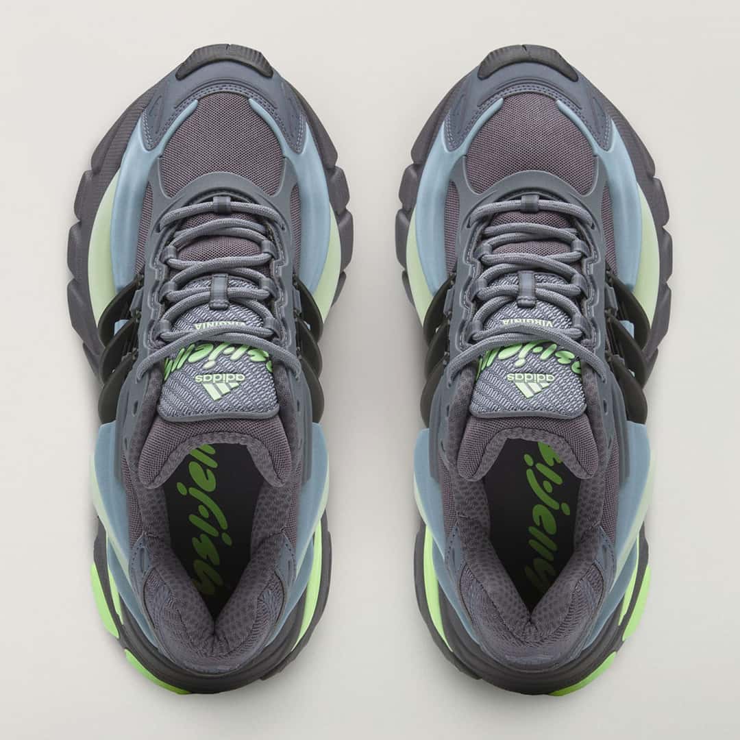 Vista superior del Pharrell x adidas Adistar Jellyfish Storm con la lengüeta VIRGINIA, el logo adidas en verde y las capas celestes y verdes del upper