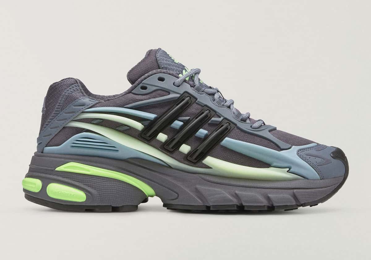 Pharrell x adidas Adistar Jellyfish Storm de perfil lateral con malla gris oscura, Three Stripes negras, overlays celestes y verde pálido y mediasuela gris con acentos volt