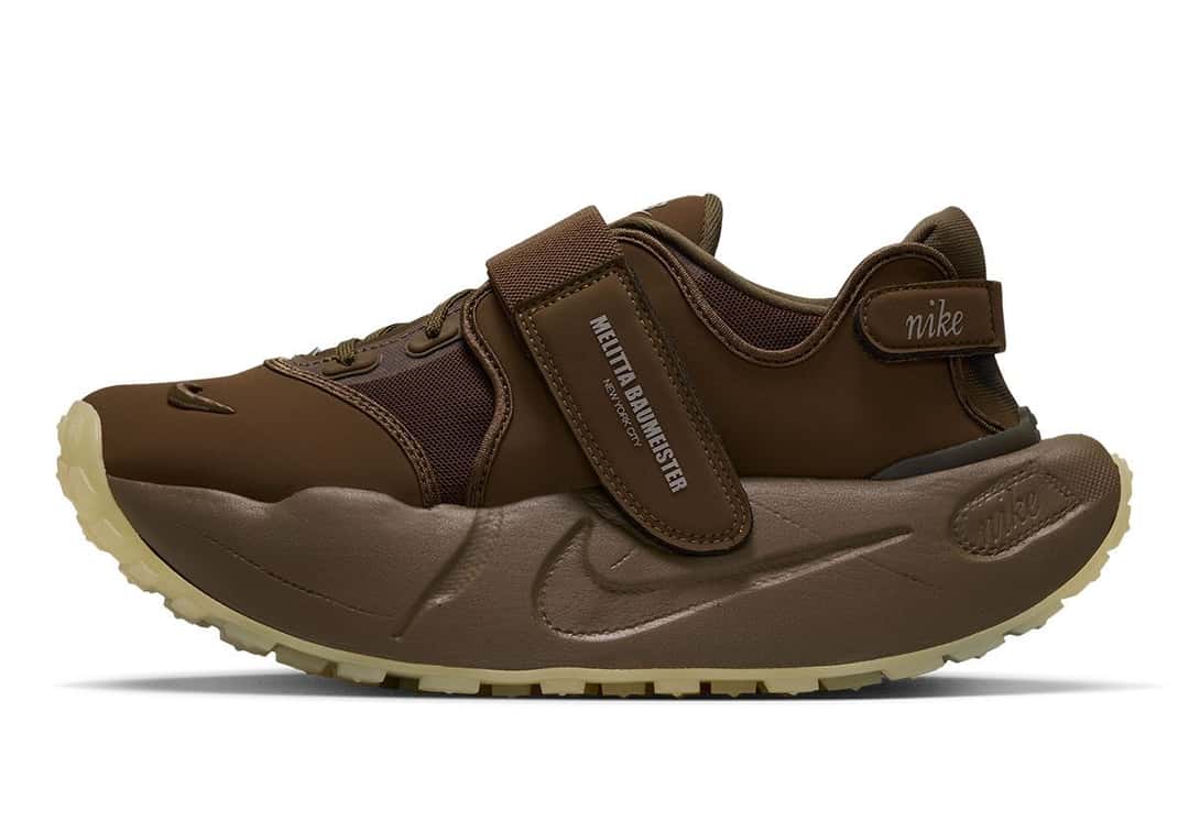 Melitta Baumeister x Nike Rift Rocker en Yukon Brown de perfil, con capellada marrón, tira con el nombre de la diseñadora y suela gruesa con un Swoosh en relieve