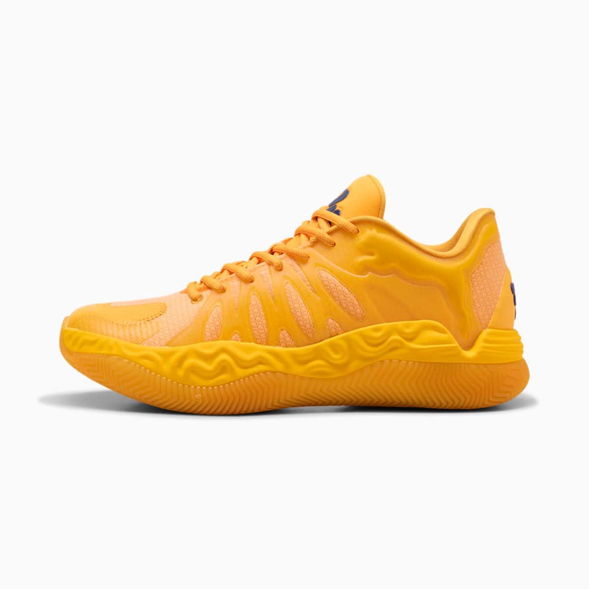 PUMA x Salehe Bembury Hali 1 Pace de perfil, toda en amarillo, con el upper de malla, el cage con el logo del felino en relieve y la mediasuela ondulada
