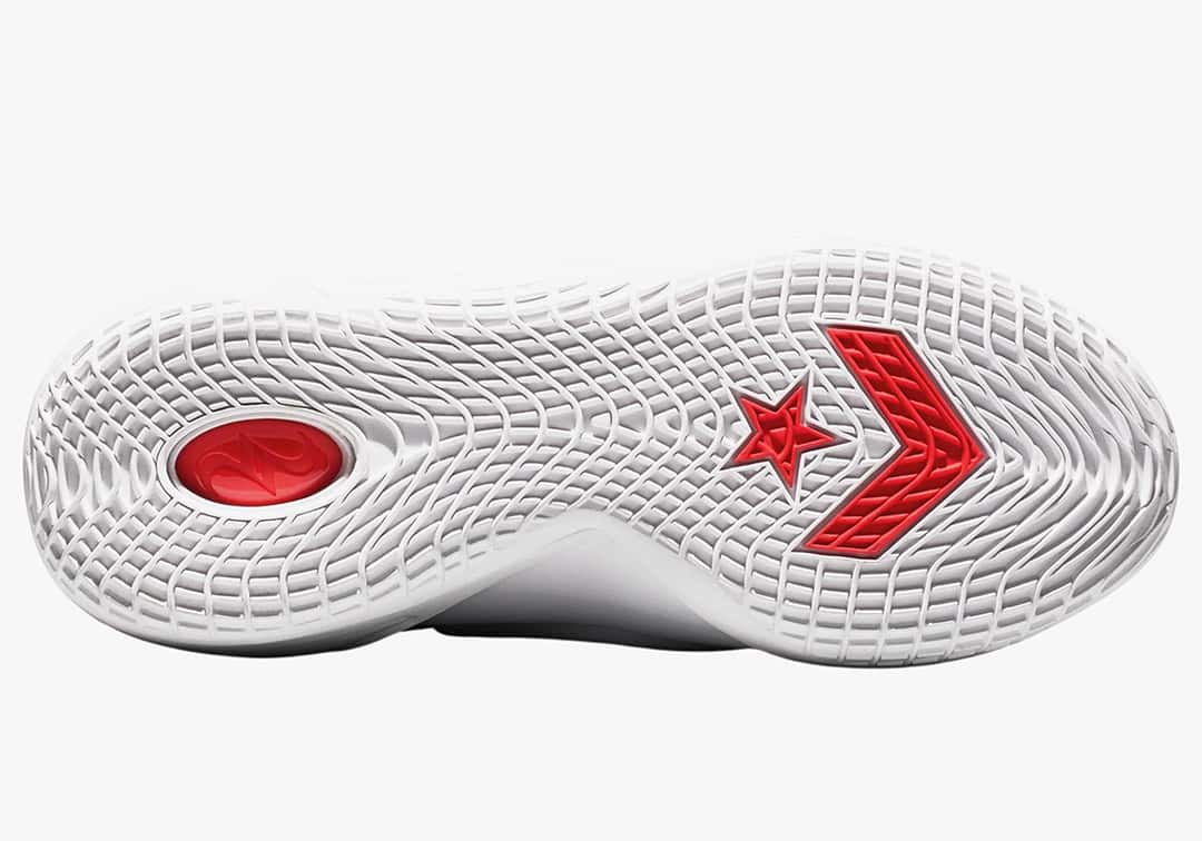 Suela de la Converse SHAI 001 Lace Up White Fever Dream, con taqueado blanco y la estrella y el chevron de Converse en rojo