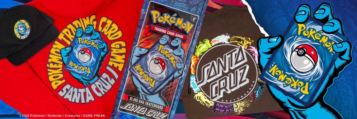 Buzo rojo, gorra, remera y la bolsa cerrada de la tabla de la colección Santa Cruz x Pokémon, con la mano azul de Santa Cruz sosteniendo el dorso de una carta de Pokémon