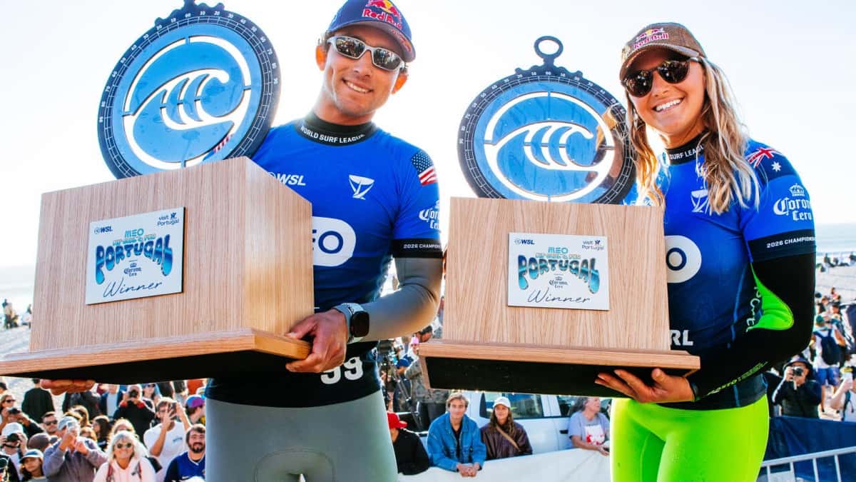 Griffin Colapinto levanta el trofeo de campeón del MEO Rip Curl Pro Portugal en Peniche, al lado de Molly Picklum, el 23 de octubre de 2026