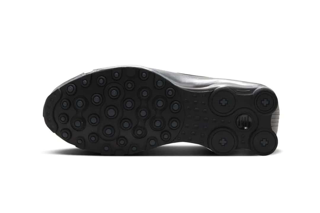 Suela de la Nike Shox NZ Photon Dust/Metallic Silver, de goma negra con tacos redondos