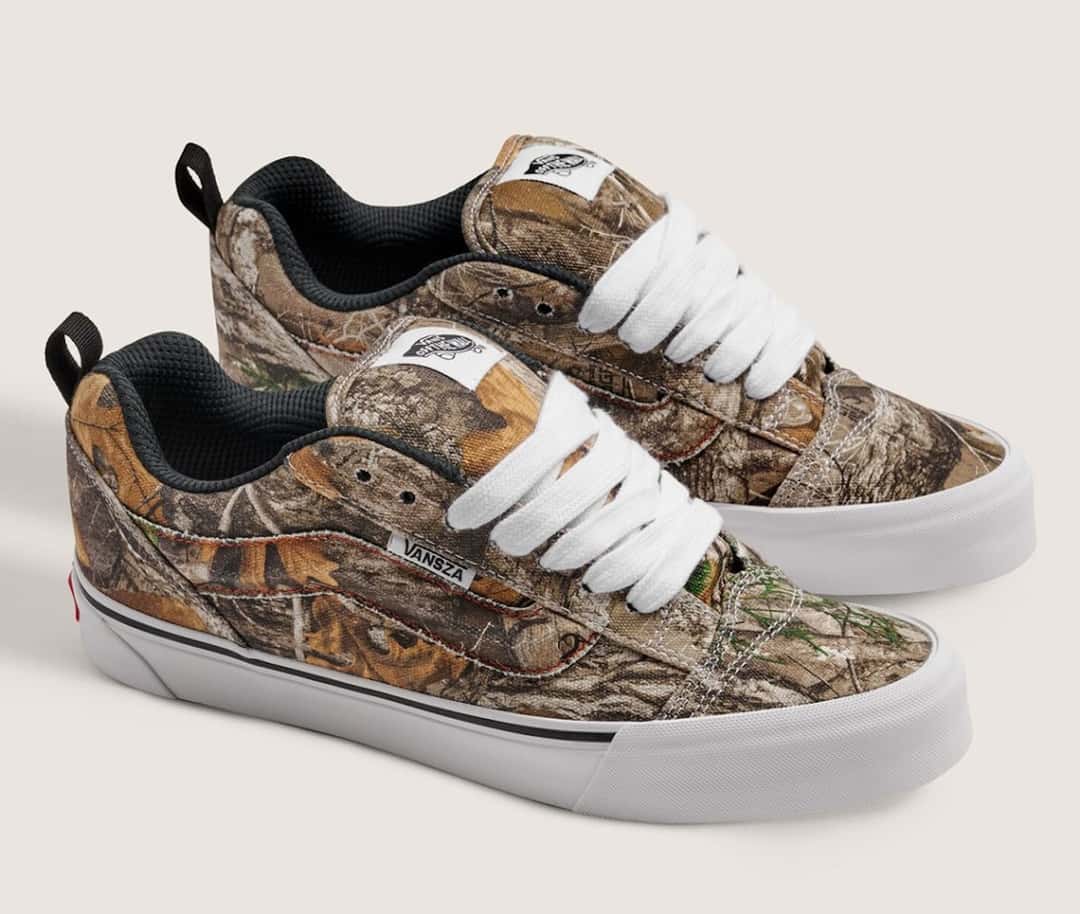 Vansza Knu Skool de SZA x Vans con camuflaje de bosque en todo el upper, cordones blancos gruesos y suela blanca