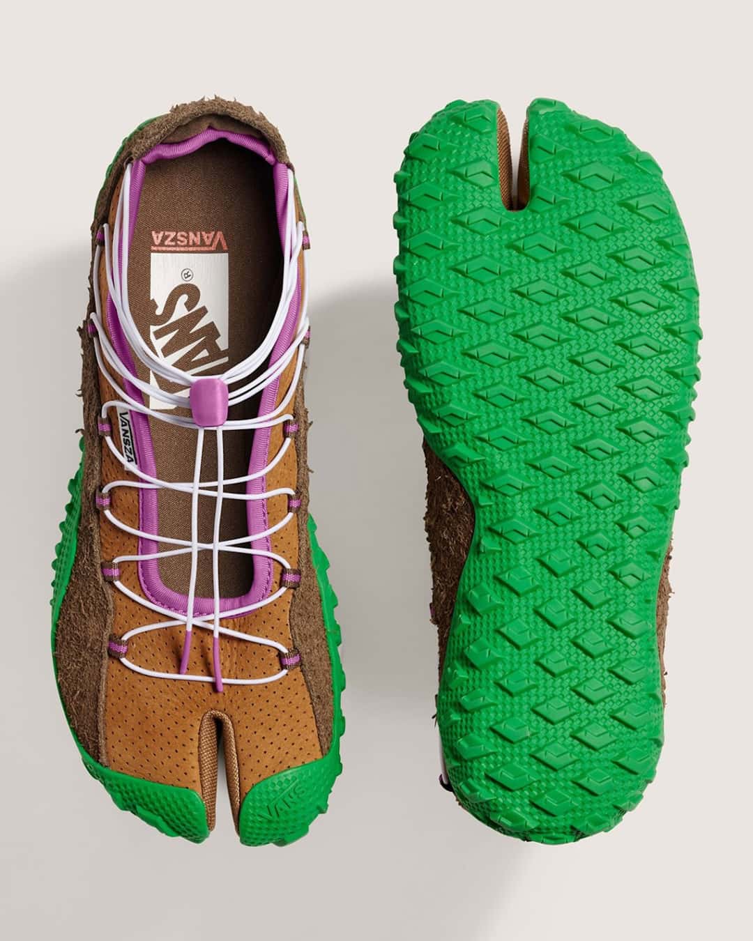 Vansza LX Tabi Hiker de SZA x Vans en marrón con suela verde, puntera de dedo partido y cordones elásticos con traba violeta