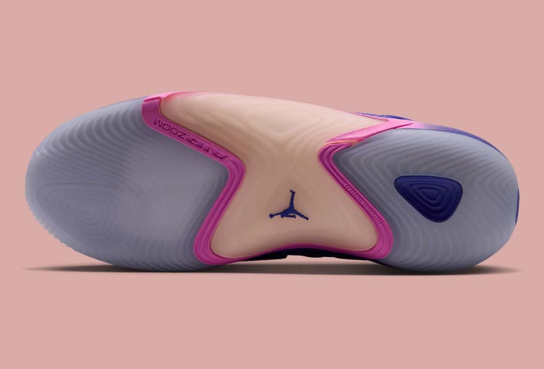 Suela del Jordan Tatum 5 Sunrise con goma translúcida lila, tracción en espiga, la pieza central naranja con el Jumpman y bordes rosas