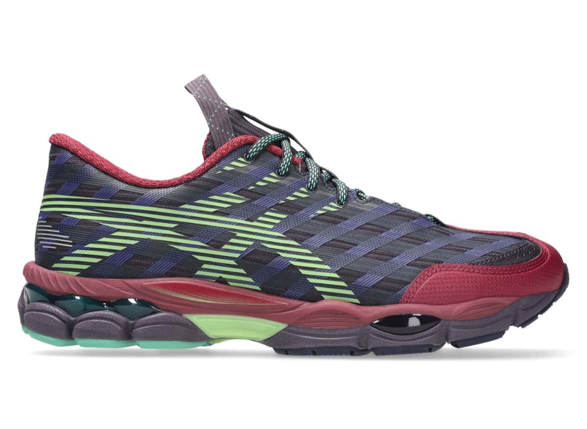 Vista lateral de la ASICS US8-S GEL-SJ33 Deep Plum/Fresh Grass sobre fondo blanco, con upper azul marino y violeta cruzado por franjas verde lima, puntera y talón bordó, cordones verde agua y mediasuela gris violácea con unidades GEL a la vista