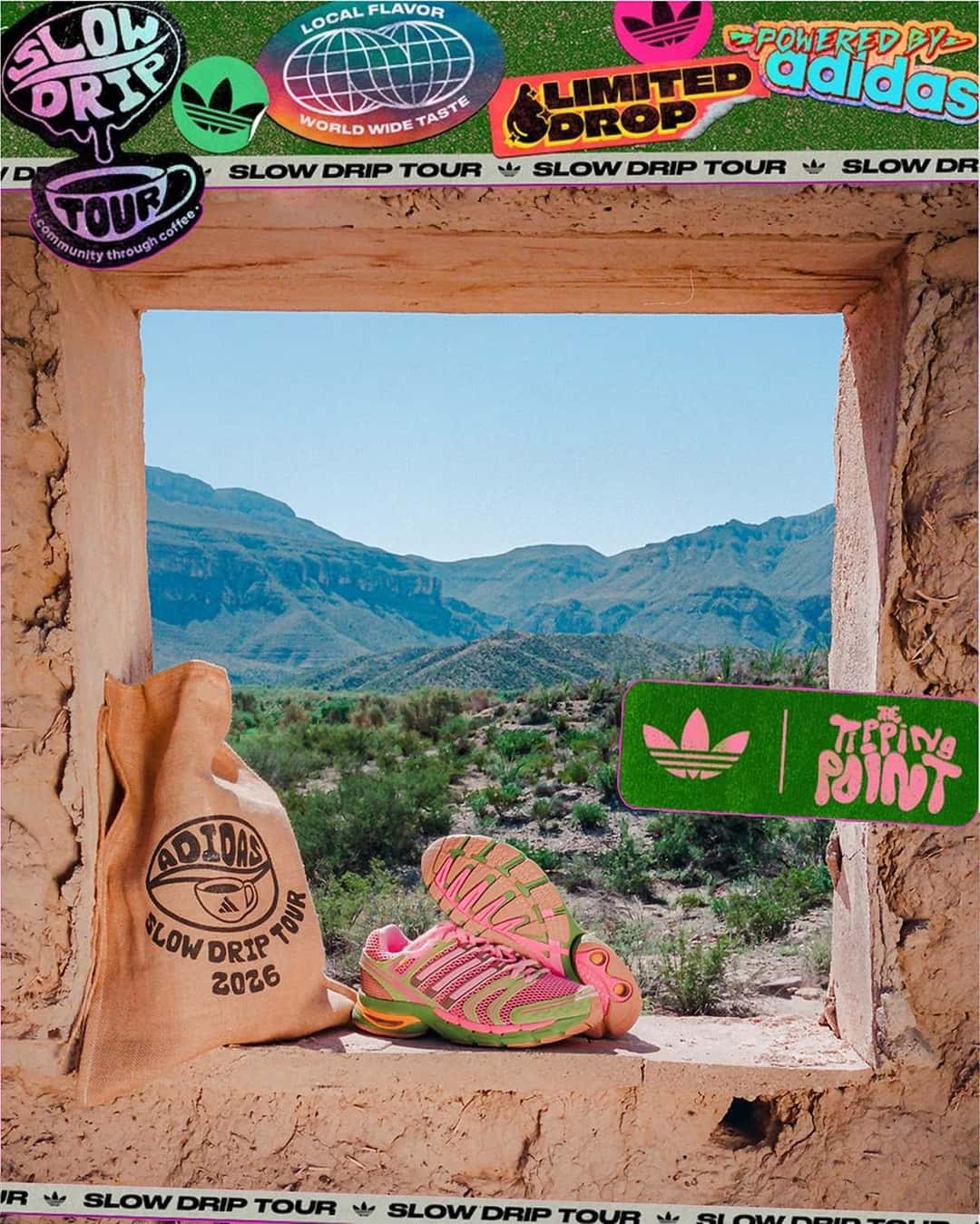 Bolsa de café de la gira Slow Drip 2026 y la Adistar Control 5 rosa y verde en el marco de una ventana de adobe, con montañas y vegetación del desierto de fondo