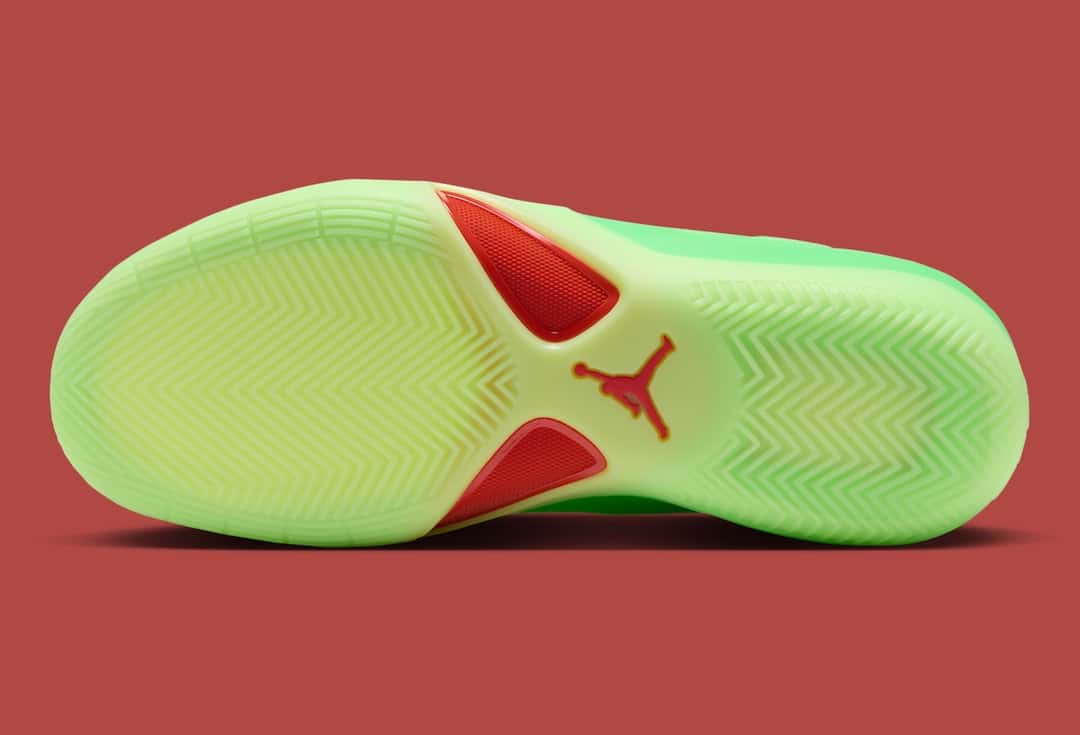 Suela de la Jordan Triangle Paolo Banchero en goma verde lima translúcida con dibujo en espiga, dos ventanas rojas en el medio pie y un Jumpman rojo en el centro