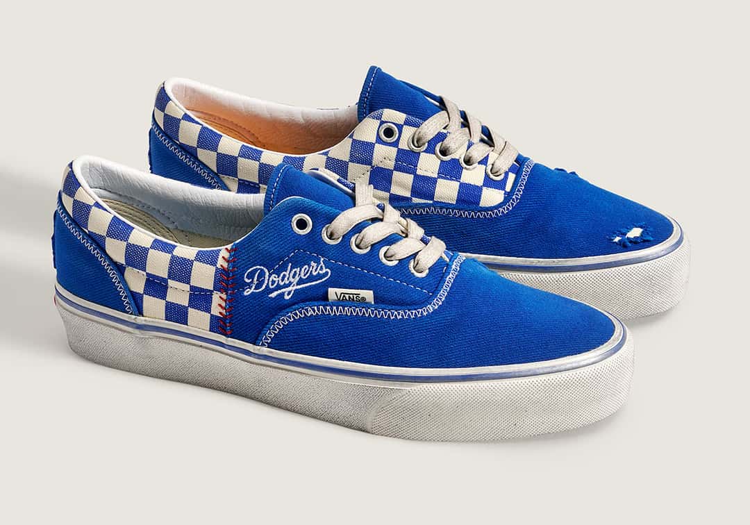 Par de Vans Skate Era Los Angeles Dodgers en azul con damero en el cuello, script Dodgers bordado y costura roja de béisbol