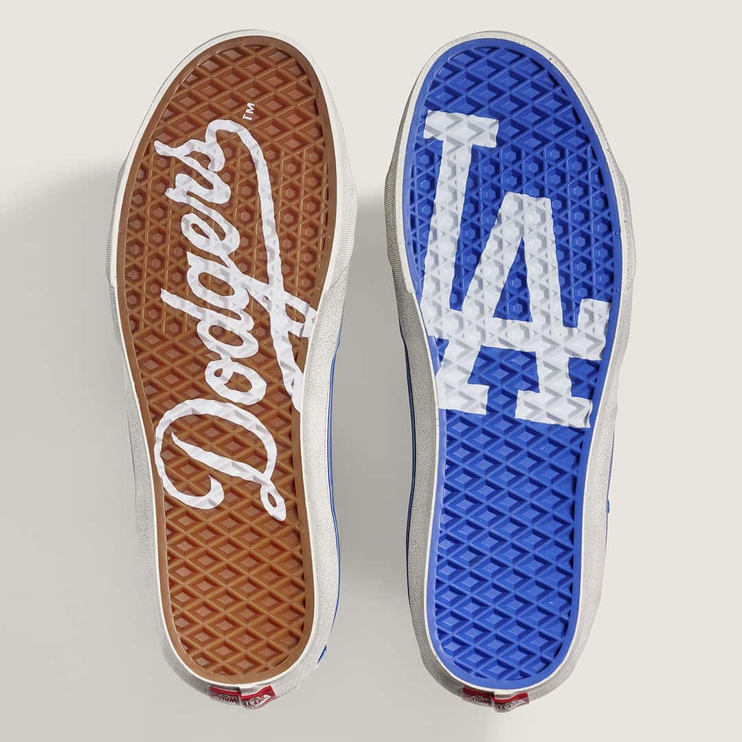 Suelas del Vans Sk8-Hi Los Angeles Dodgers: una color goma con el script Dodgers y otra azul con el logo LA
