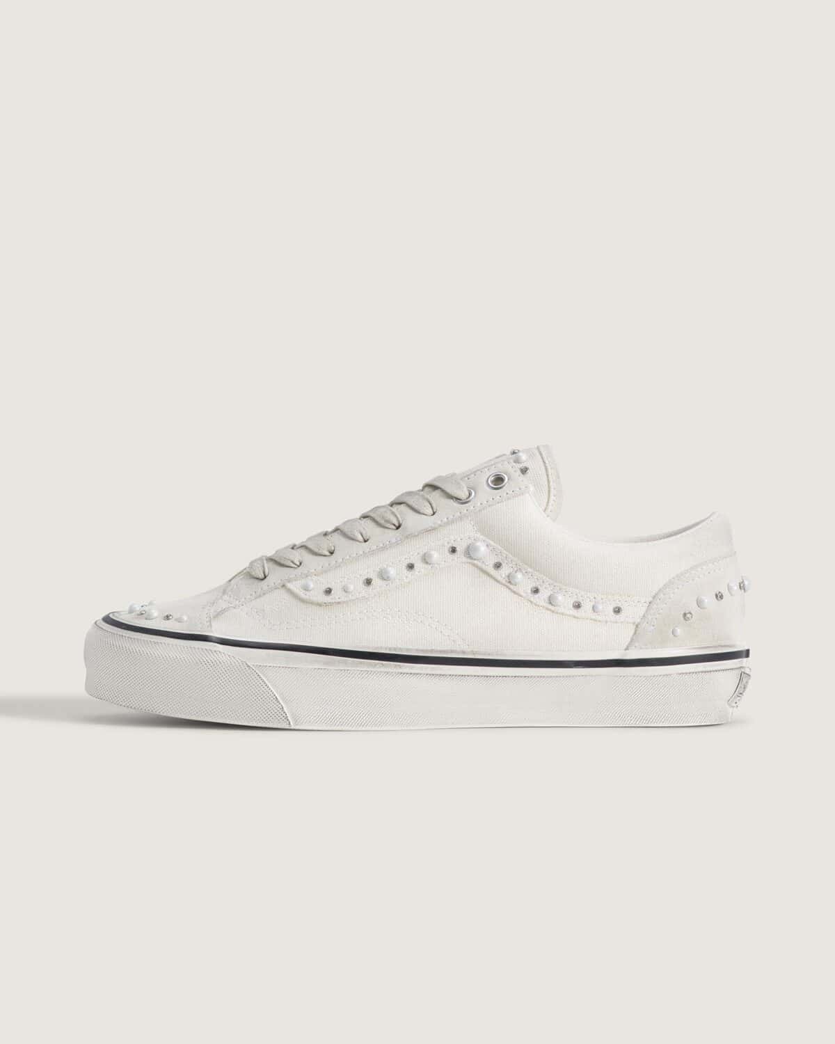 Vans Old Skool 36 Pearlized Marshmallow White de perfil, con upper de lona y gamuza blanco crudo, perlas y strass sobre el Sidestripe y línea negra en la mediasuela