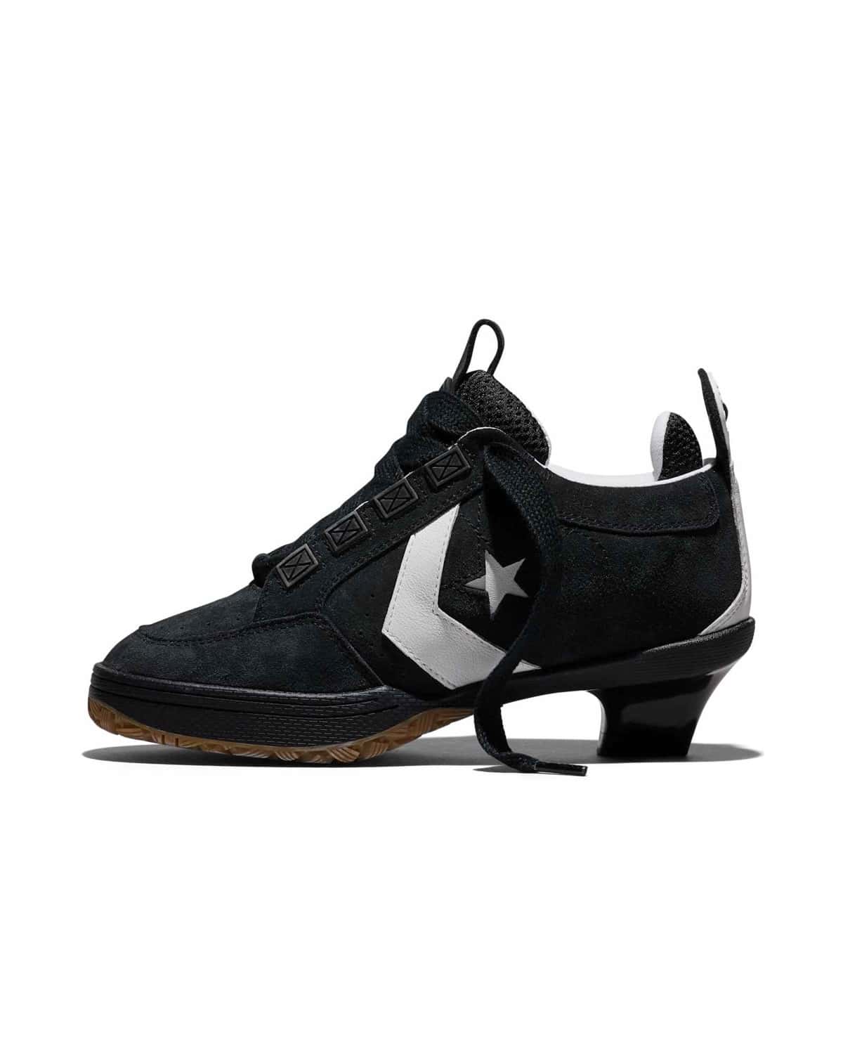 Converse x Vaquera VX-1 Heel negra de perfil, con la estrella y el chevron blancos en el lateral, el taco bajo negro y la suela de goma color caramelo