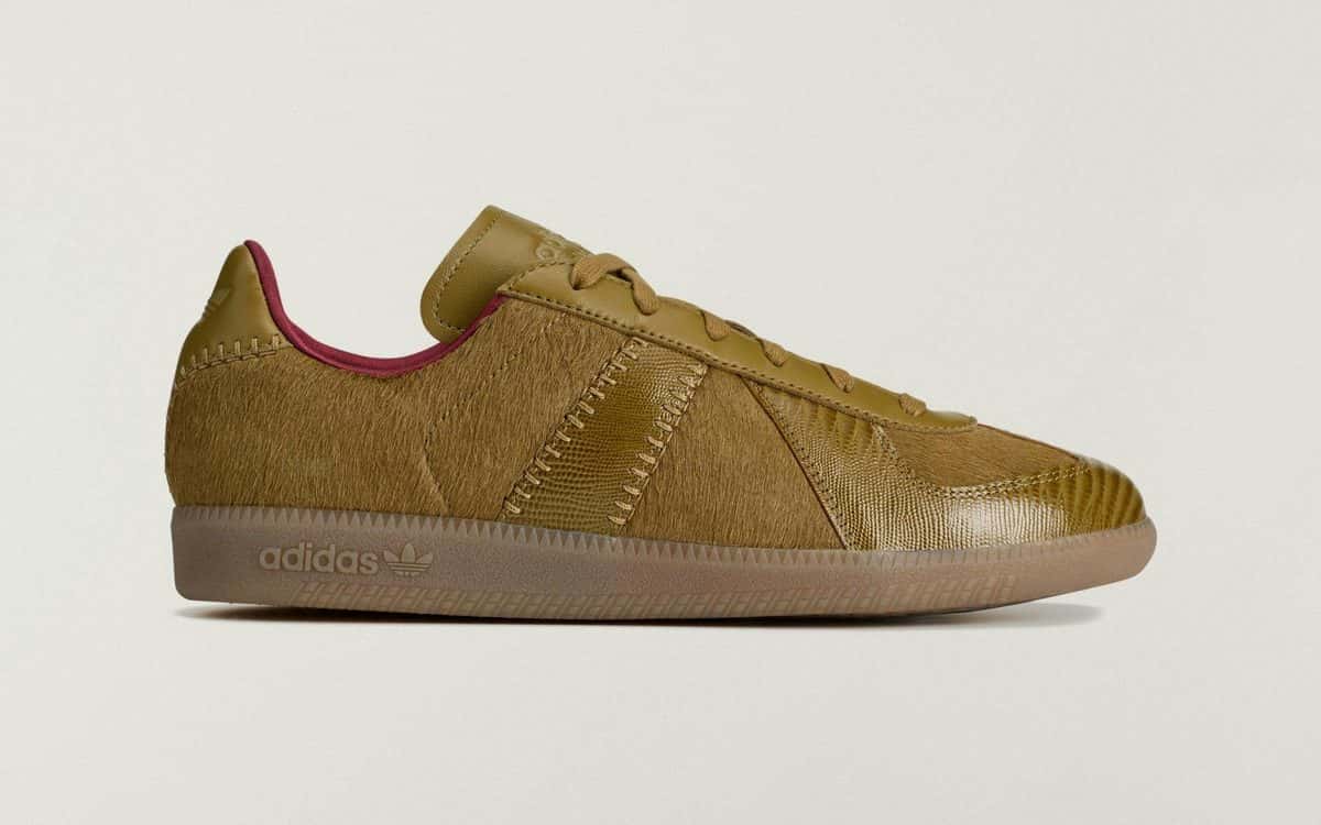 adidas BW Army de Wales Bonner en pelo de potro caqui, con forro bordó y suela de goma color caramelo, de perfil sobre fondo claro