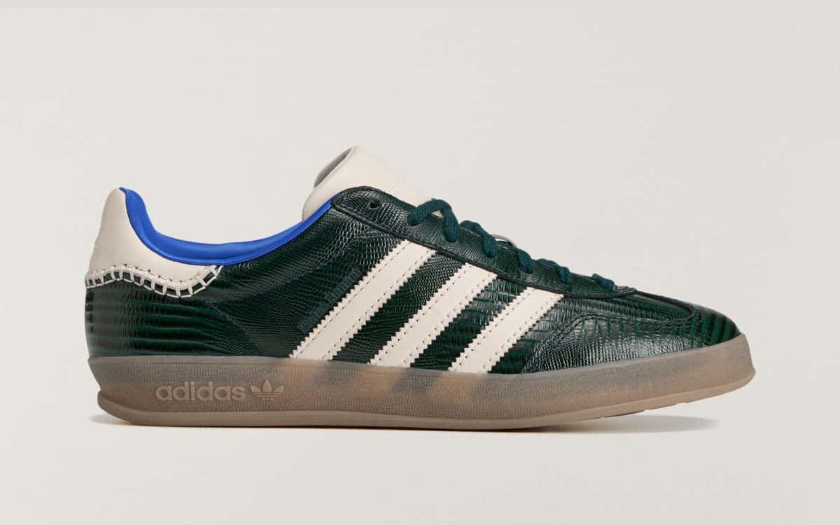adidas Gazelle de Wales Bonner en verde oscuro con textura de reptil, tres tiras crema, forro azul francia y suela de goma caramelo, de perfil sobre fondo gris claro