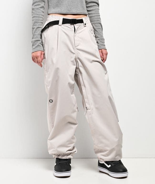 Pantalón de snowboard 686 Outline color beige claro, de corte holgado, con pinzas al frente y cinturón negro integrado
