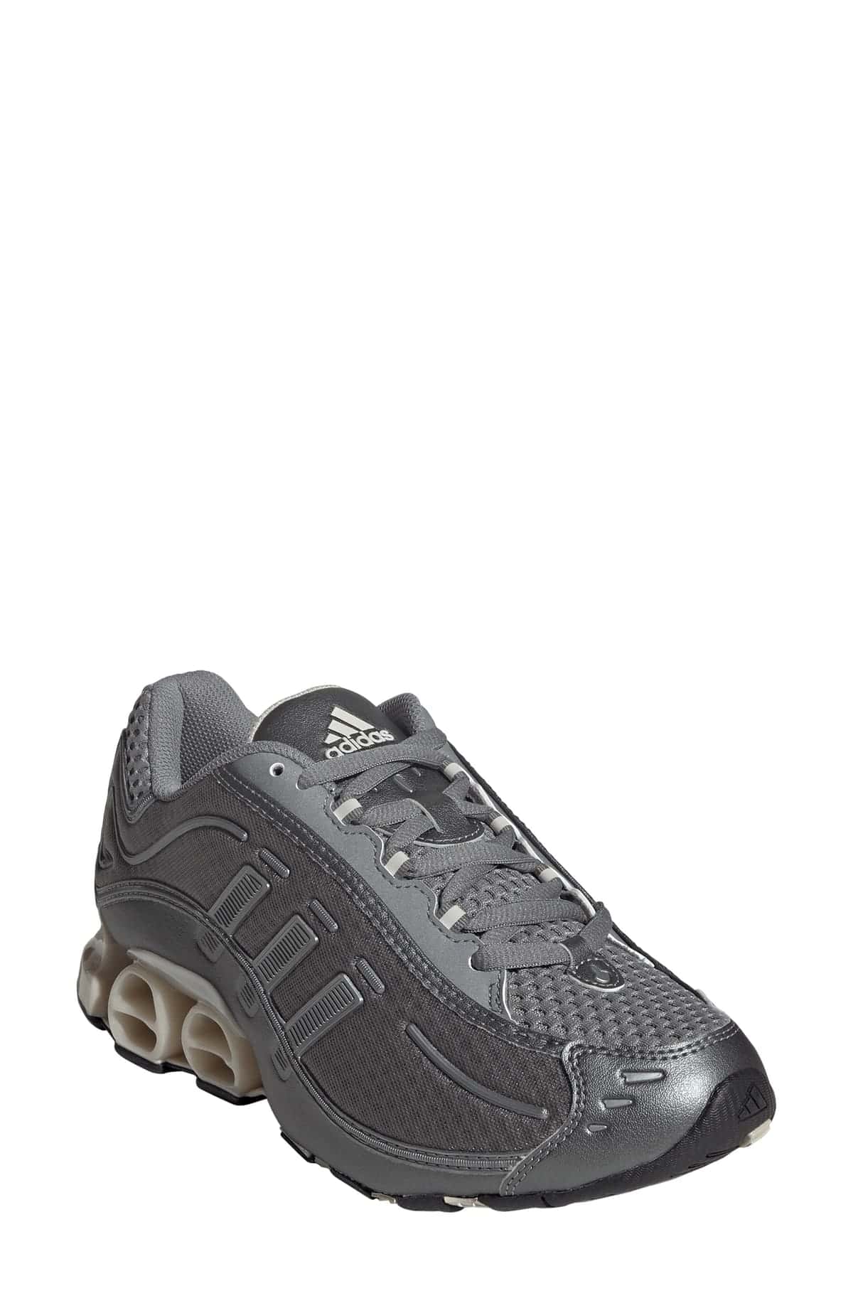 Zapatilla adidas Adifom Megaride 01 en gris metalizado, con capellada de malla y túneles color beige en el talón