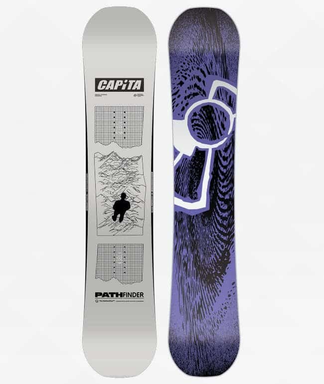 Tabla de snowboard Capita Pathfinder 2026 con topsheet gris e ilustración de montañas con una figura en silueta, junto a su base violeta y negra con un gran símbolo blanco