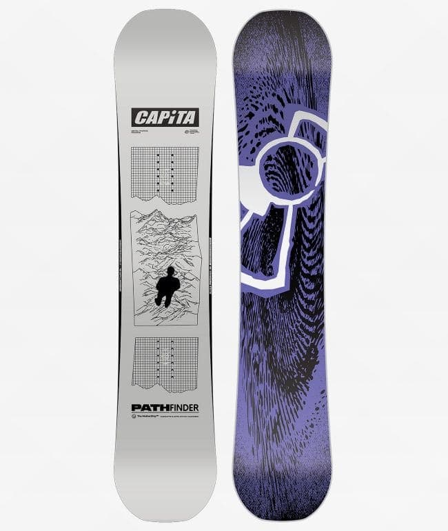 Tabla de snowboard Capita Pathfinder 2026 con topsheet gris e ilustración de montañas con una figura en silueta, junto a su base violeta y negra con un gran símbolo blanco