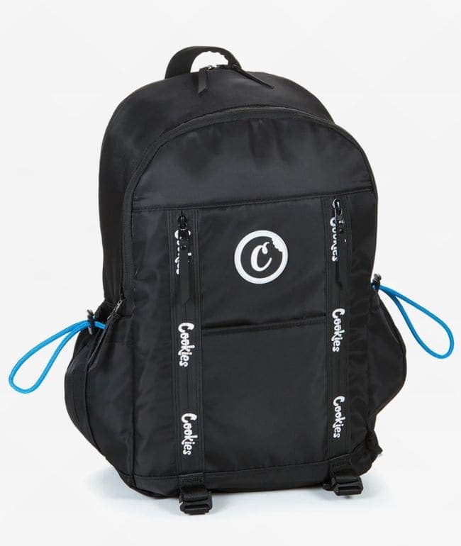 Mochila Cookies Charter negra con logo circular blanco, cintas con la marca y cordones azul claro