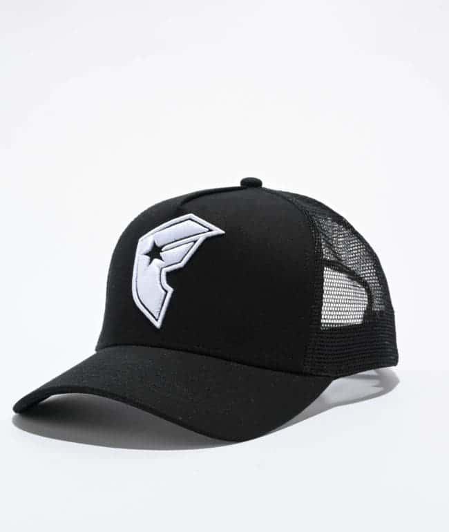 Gorra trucker Famous Stars & Straps negra con logo BOH bordado en blanco al frente y malla negra atrás