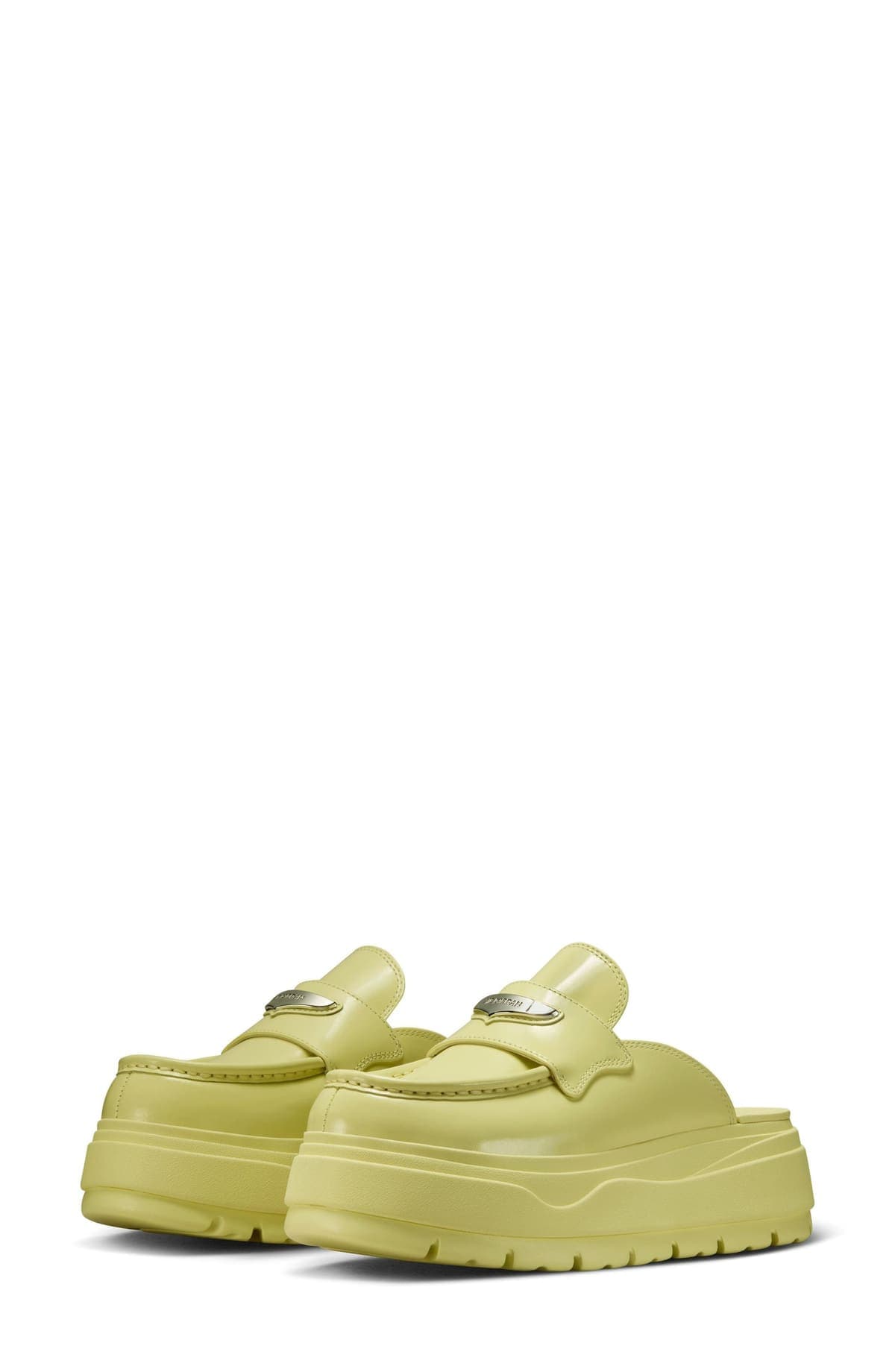 Par de Air Jordan Loafer Mule en verde claro con placa metálica plateada sobre el empeine y plataforma gruesa de espuma