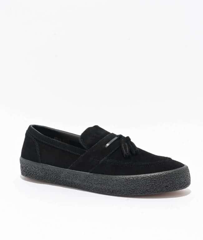 Mocasín de skate Last Resort AB VM005 de gamuza negra con borla en la lengüeta y suela negra texturizada