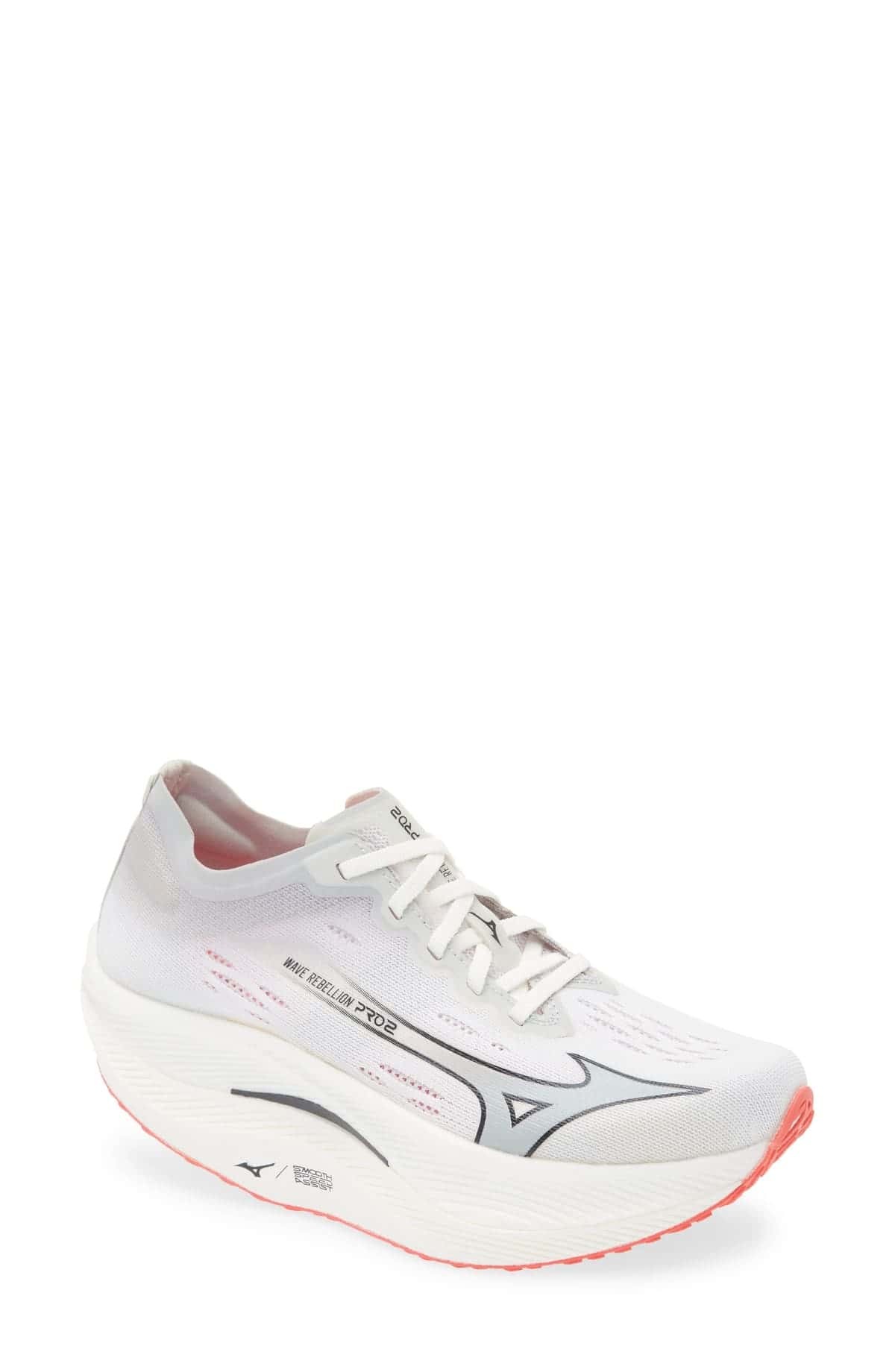 Zapatilla de running Mizuno Wave Rebellion Pro 2 blanca con logo gris, perforaciones con detalles coral y mediasuela alta con borde coral